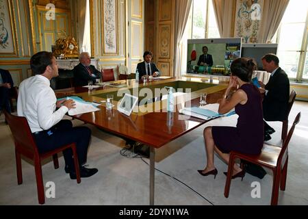 Der französische Präsident Emmanuel Macron nimmt an einer Videokonferenz mit G7-Führern Teil, um den Ausbruch der Coronavirus-Krankheit (COVID-19) im Elysee-Palast in Paris, Frankreich, am 16. April 2020 zu diskutieren. Foto von Gonzalo Fuentes/Pool/ABACAPRESS.COM Stockfoto