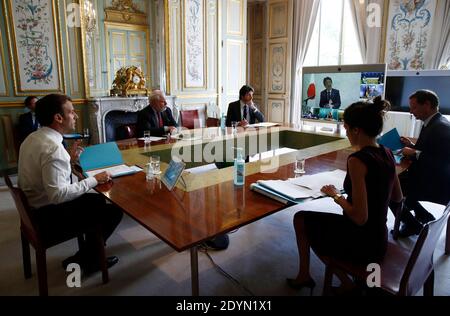 Der französische Präsident Emmanuel Macron nimmt an einer Videokonferenz mit G7-Führern Teil, um den Ausbruch der Coronavirus-Krankheit (COVID-19) im Elysee-Palast in Paris, Frankreich, am 16. April 2020 zu diskutieren. Foto von Gonzalo Fuentes/Pool/ABACAPRESS.COM Stockfoto