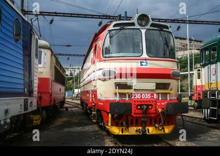 BRNO, TSCHECHIEN - 21. JUNI 2014: Elektrische Lokomotive der Baureihe 230, ab CD Cargo Tschechische Eisenbahn vor Abflug in Bereitschaft. CD, oder Ceske Drahy ist Haupt rai Stockfoto