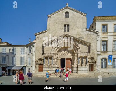 Portal der Cathédrale Saint-Trophime am Place de la République, Arles, Departement Bouches-du-Rhône, Südfrankreich Stockfoto