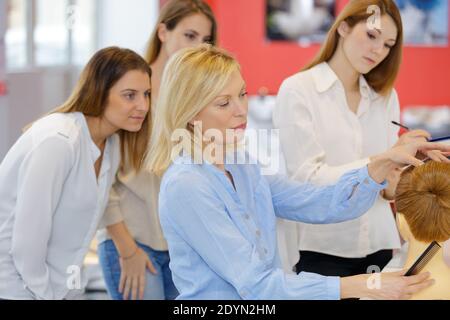 Lehrer helfen den Studenten Ausbildung Friseure zu werden Stockfoto