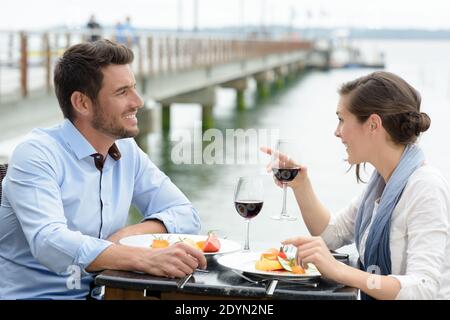 Ein Paar, das im Restaurant Sea ein romantisches Abendessen hatte Stockfoto