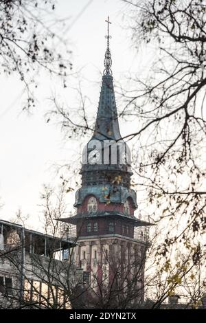 Nahaufnahme des Uhrturms des Rathauses von Subotica, in Serbien, bei Sonnenuntergang. Auch Gradska Kuca genannt, ist es das wichtigste Wahrzeichen der Stadt, einweihen Stockfoto