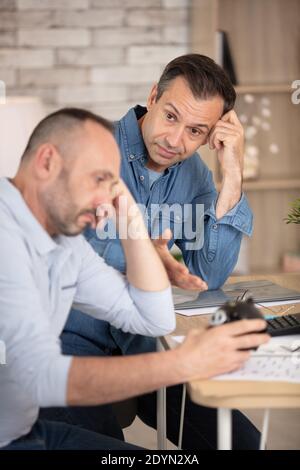 gay paar Überprüfung der Finanzen Stockfoto