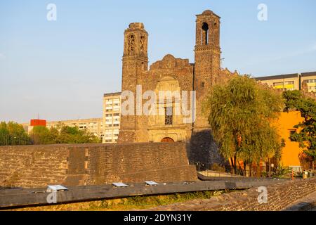 Templo de Santiago und Tlatelolco Ruine auf dem Platz der drei Kulturen Plaza de las Tres Culturas in Mexiko-Stadt CDMX, Mexiko. Stockfoto