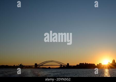 Sydney City Harbour Horizon mit Blick auf die Sydney Harbour Bridge und das Opernhaus. Von der Manly Ferry bei Sonnenuntergang genommen. Stockfoto