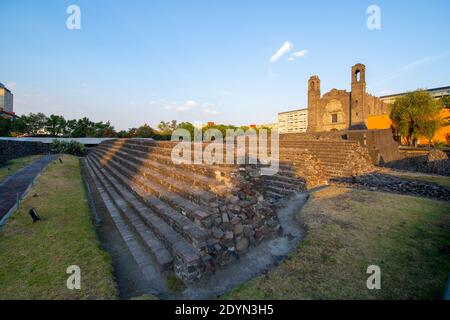 Templo de Santiago und Tlatelolco Ruine auf dem Platz der drei Kulturen Plaza de las Tres Culturas in Mexiko-Stadt CDMX, Mexiko. Stockfoto