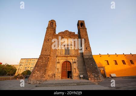 Templo de Santiago und Tlatelolco Ruine auf dem Platz der drei Kulturen Plaza de las Tres Culturas in Mexiko-Stadt CDMX, Mexiko. Stockfoto