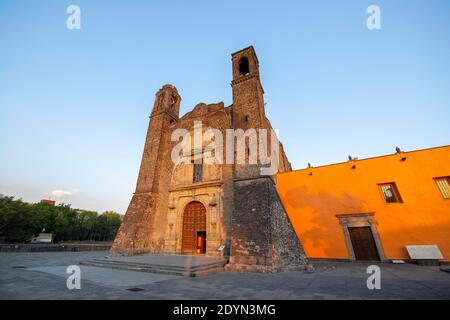 Templo de Santiago und Tlatelolco Ruine auf dem Platz der drei Kulturen Plaza de las Tres Culturas in Mexiko-Stadt CDMX, Mexiko. Stockfoto