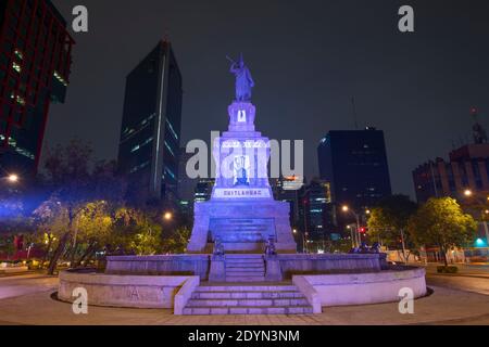 Cuauhtemoc Statue bei Nacht auf der Avenida Paseo de la Reforma Avenue in Mexiko-Stadt CDMX, Mexiko. Stockfoto