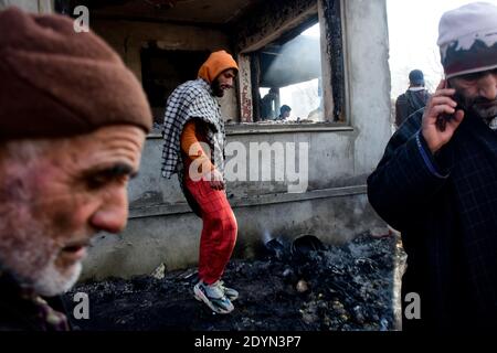 26. Dezember 2020: Kashmiri-Leute bewerten das beschädigte Wohnhaus im Dorf Kanigam im Bezirk Shopian, südlich von Srinagar, indisch verwaltetes Kaschmir am 26. Dezember 2020. Bei einem nächtlichen Treffen wurden zwei lokale kashmiritische Millitanten getötet und zwei indische paramilitärische Truppen verletzt. Quelle: Muzamil MATtoo/IMAGESLIVE/ZUMA Wire/Alamy Live News Stockfoto