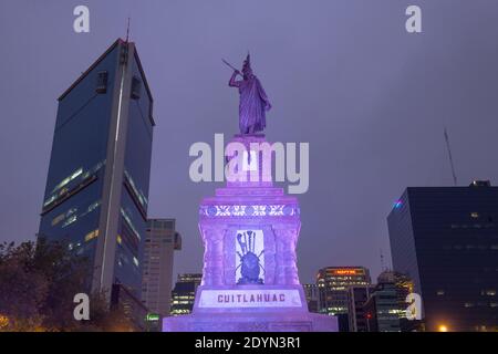 Cuauhtemoc Statue bei Nacht auf der Avenida Paseo de la Reforma Avenue in Mexiko-Stadt CDMX, Mexiko. Stockfoto