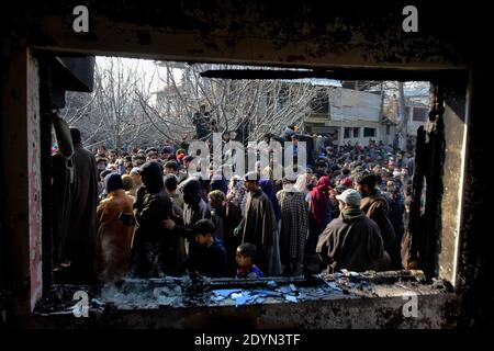 26. Dezember 2020: Kashmiri-Leute bewerten das beschädigte Wohnhaus im Dorf Kanigam im Bezirk Shopian, südlich von Srinagar, indisch verwaltetes Kaschmir am 26. Dezember 2020. Bei einem nächtlichen Treffen wurden zwei lokale kashmiritische Millitanten getötet und zwei indische paramilitärische Truppen verletzt. Quelle: Muzamil MATtoo/IMAGESLIVE/ZUMA Wire/Alamy Live News Stockfoto