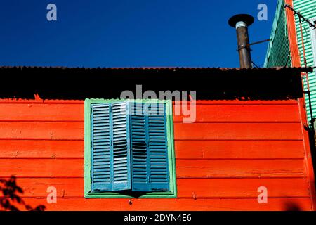 Argentinien, Buenos Aires - farbenfrohes Gebäude in La Boca. Stockfoto