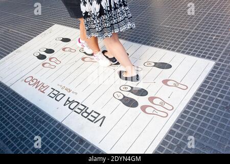 Argentinien, Buenos Aires - Tango Diagramm mit Schritten auf dem Bürgersteig der Avenida Callao, in Recoleta. Stockfoto