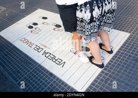 Argentinien, Buenos Aires - Tango Diagramm mit Schritten auf dem Bürgersteig der Avenida Callao, in Recoleta. Stockfoto