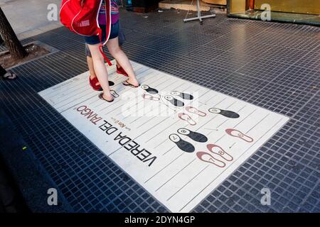 Argentinien, Buenos Aires - Tango Diagramm mit Schritten auf dem Bürgersteig der Avenida Callao, in Recoleta. Stockfoto