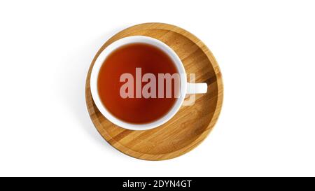 Weiße Tasse mit Tee auf Holzuntertasse auf weißem Hintergrund. Blick von oben. Hochwertige Fotos Stockfoto