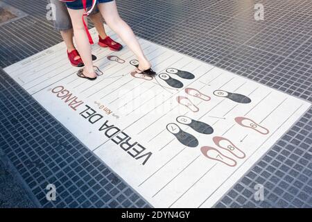 Argentinien, Buenos Aires - Tango Diagramm mit Schritten auf dem Bürgersteig der Avenida Callao, in Recoleta. Stockfoto