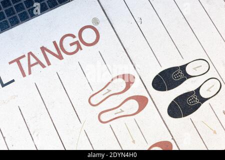 Argentinien, Buenos Aires - Tango Diagramm mit Schritten auf dem Bürgersteig der Avenida Callao, in Recoleta. Stockfoto