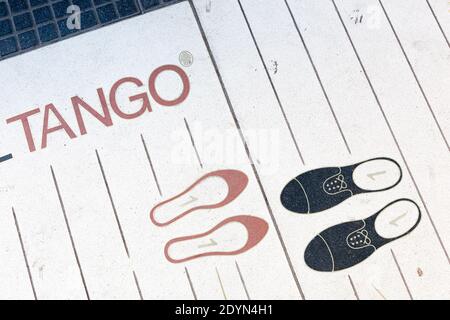 Argentinien, Buenos Aires - Tango Diagramm mit Schritten auf dem Bürgersteig der Avenida Callao, in Recoleta. Stockfoto