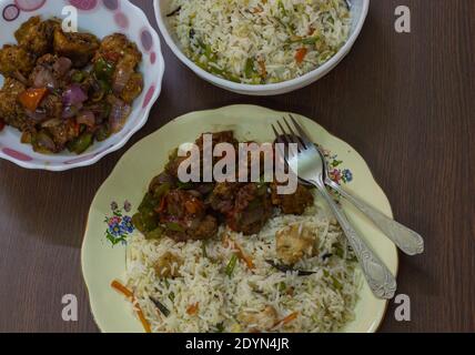 chinesisches Essen auf dem Teller serviert. Lecker und verlockend gebratenen Reis und Chili-Huhn. Berühmt in indischen Restaurants. Nahaufnahme. Draufsicht. Stockfoto