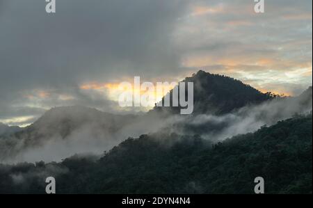 Wolkenwald Panorama Sonnenaufgang, Mindo, Ecuador. Stockfoto