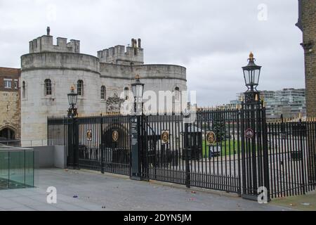 London, Großbritannien. Dezember 2020. Der Tower of London ist derzeit auf unbestimmte Zeit aufgrund von Regierungsanweisungen geschlossen, um die Ausbreitung von Covid 19 zu stoppen. London und Teile Südostenglands waren in Tier 4, während der Weihnachtsfeiertage mit Beschränkungen für die Haushaltsmischung und nicht-wesentliche Geschäfte geschlossen. Die Tier-4-Maßnahmen sind nach dem 30. Dezember zu überprüfen. Kredit: SOPA Images Limited/Alamy Live Nachrichten Stockfoto