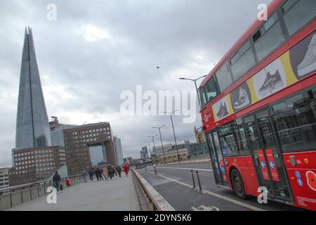 London, Großbritannien. Dezember 2020. Ein roter Londoner Bus fährt am Feiertag über die Londoner Brücke.London und Teile Südostenglands blieben während der Weihnachtsfeiertage in Tier 4, mit Beschränkungen für die Haushaltsmischung und nicht notwendigen Geschäften geschlossen. Die Tier-4-Maßnahmen sind nach dem 30. Dezember zu überprüfen. Kredit: SOPA Images Limited/Alamy Live Nachrichten Stockfoto