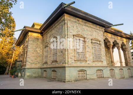 Historisches Gebäude des grünen Palastes (Shahvand Haus) des iranischen Besuchers zu Fuß in Sa'dabad Palastkomplex, von den Qajar und Pahlavi Monarchen gebaut Stockfoto