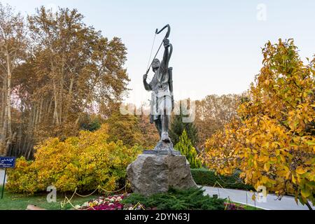 Statue von Arash der Bogenschütze, eine heroische Bogenfigur der iranischen Mythologie, im Palastkomplex Sa'dabad, erbaut von den Monarchen Qajar und Pahlavi Stockfoto