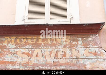 Marseille, Frankreich, ein altes Schild aus einem Seifengeschäft im historischen Viertel Le Panier. Stockfoto