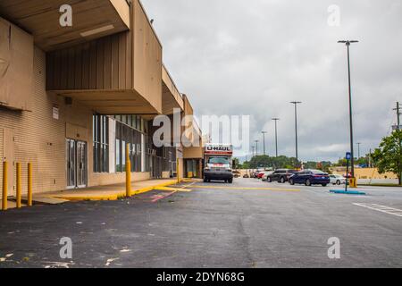 Decatur, GA / USA - 07 07 20: Blick auf ein urbanes Einkaufszentrum an der Candler Road in Decatur, GA Stockfoto