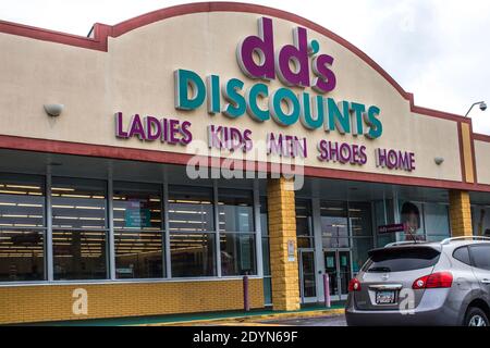 Decatur, GA / USA - 07 07 20: Blick auf dd's Discounts Eingang und Schild Stockfoto