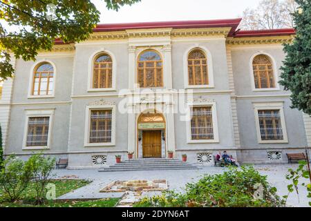 Besucher besuchen das historische Gebäude des Königlichen Kostümmuseums im Palastkomplex Sa'dabad, erbaut von den Monarchen Qajar und Pahlavi Stockfoto