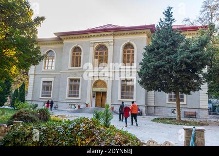 Besucher besuchen das historische Gebäude des Königlichen Kostümmuseums im Palastkomplex Sa'dabad, erbaut von den Monarchen Qajar und Pahlavi Stockfoto