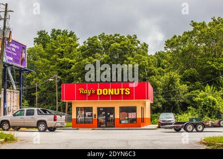 Decatur, GA / USA - 07 07 20: Blick auf Ray's Donuts auf der Candler Road in Decatur GA Stockfoto