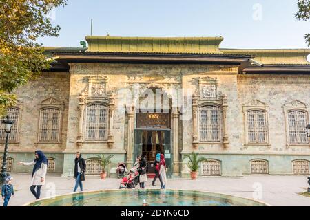 Historisches Gebäude des grünen Palastes (Shahvand Haus) des iranischen Besuchers zu Fuß in Sa'dabad Palastkomplex, von den Qajar und Pahlavi Monarchen gebaut Stockfoto