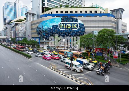 Bunte Stadtlandschaft und viel Verkehr vor dem MBK Einkaufszentrum in Bangkok City, in der Nähe von Siam und Sukhumvid Road, Thailand, Asien Stockfoto