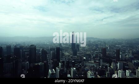 Blick auf Kuala Lumpur Stadt Skyscrapper.tun Razak Austausch Gebäude Ansicht Von oben.Selektiver Fokus Stockfoto