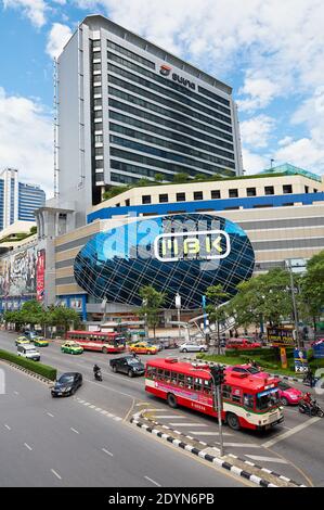 Bunte Stadtlandschaft und viel Verkehr vor dem MBK Einkaufszentrum in Bangkok City, in der Nähe von Siam und Sukhumvid Road, Thailand, Asien Stockfoto