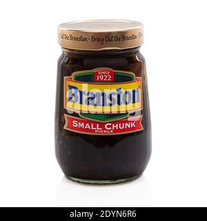 SWINDON, UK - 27. DEZEMBER 2020: JAR of Branston Small Chunk Pickle - Bring die Branston seit 1922, auf weißem Hintergrund. Stockfoto