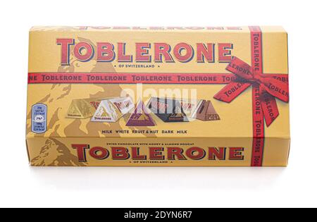 SWINDON, UK - 26. DEZEMBER 2020: Toblerone Geschenkpaket mit Milch, Weiß, Obst und Nuss und Dunkle Milch Schokolade Bars auf weißem Hintergrund Stockfoto