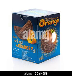 SWINDON, UK - 26. DEZEMBER 2020: Terris Chocolate Orange auf weißem Hintergrund Stockfoto