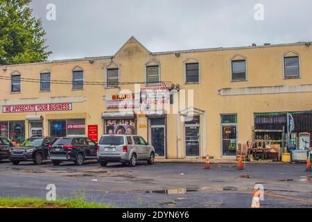 Decatur, GA / USA - 07 07 20: Urbanes Einkaufszentrum im Hintergrund Stockfoto