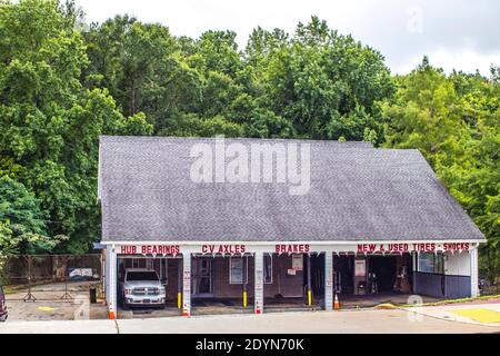Decatur, GA / USA - 07 07 20: Blick auf ein urbanes Autogeschäft Stockfoto