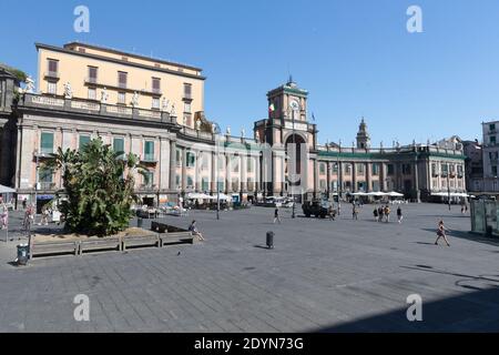 Die Säulenstruktur auf der Piazza Dante ist die westliche Seite des Internate Convitto Nazionale Vittorio Emanuele II. Stockfoto