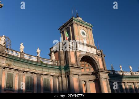 Neapel, Italien die Säulenkonstruktion auf der Piazza Dante ist die Westseite des Internats Convitto Nazionale Vittorio Emanuele II. Stockfoto