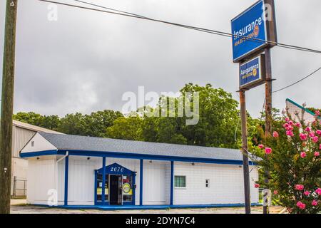 Decatur, GA / USA - 07 07 20: Urban Landscape, Urban Insurance Company Stockfoto