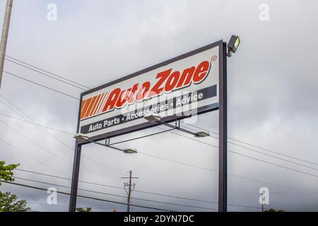 Decatur, GA / USA - 07 07 20: Blick auf ein AutoZone Straßenschild Stockfoto